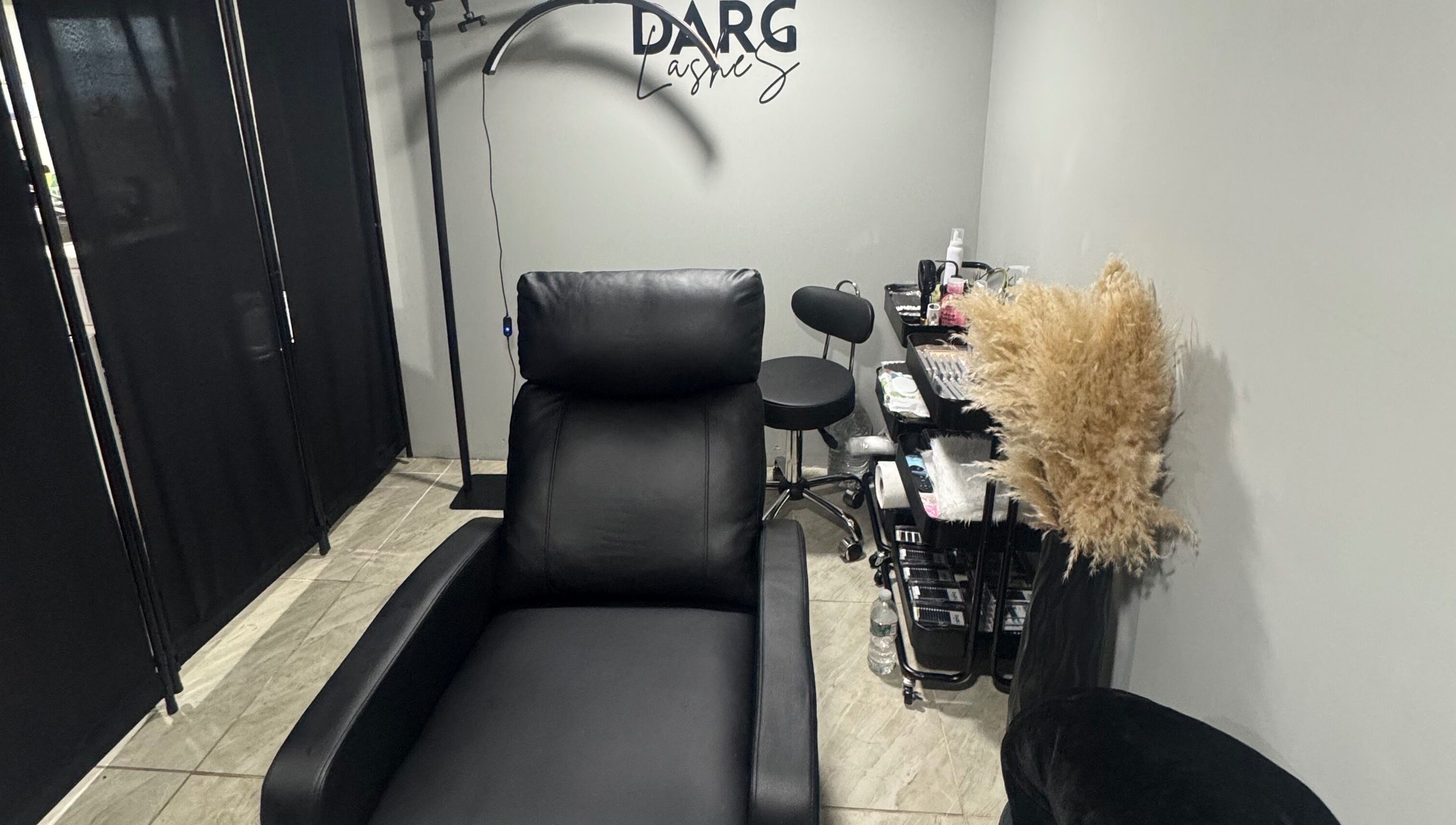 Sala de tratamiento en Darg Lashes, Rahway, New Jersey, US, con silla de cuero y decoración moderna.