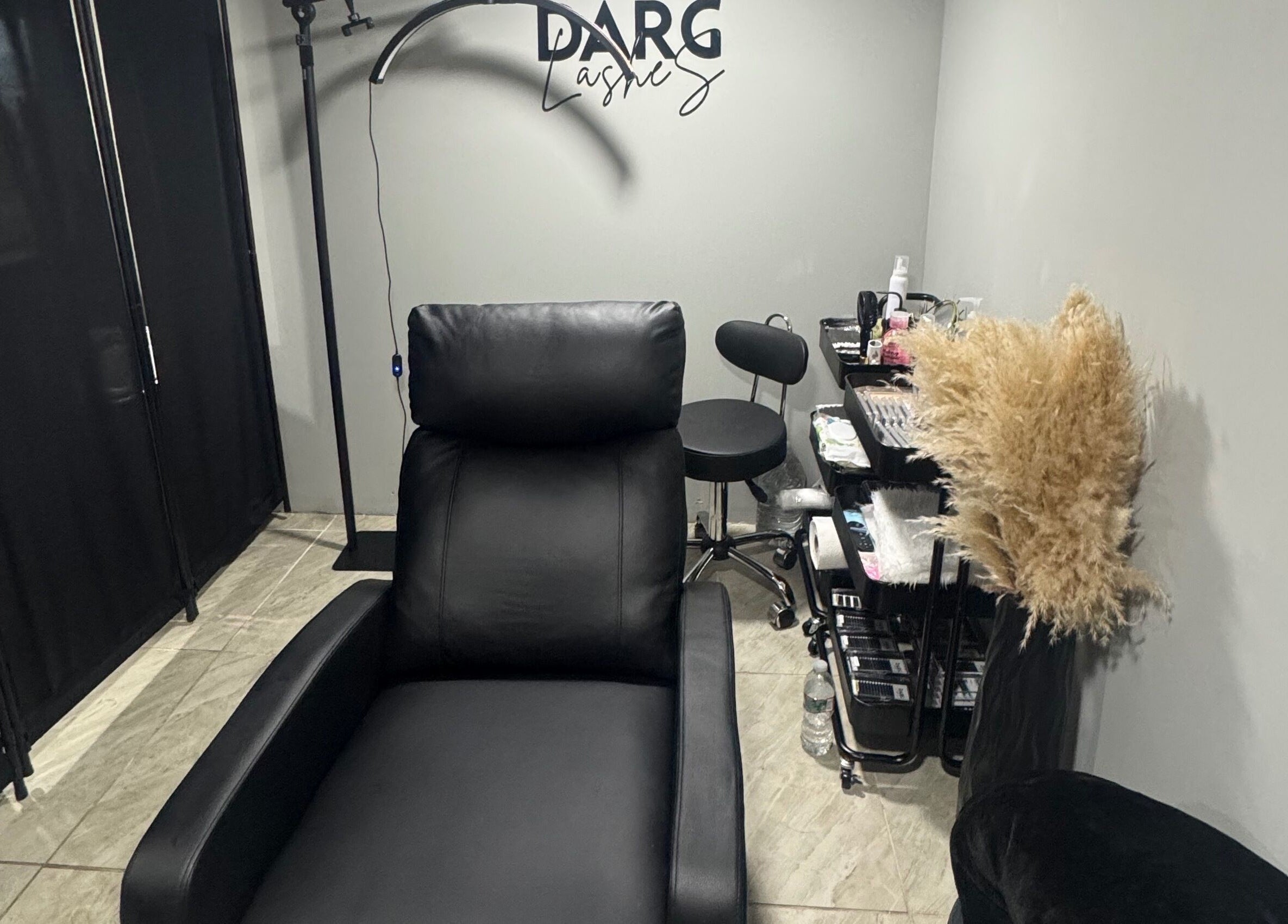 Sala de tratamiento en Darg Lashes, Rahway, New Jersey, US, con silla de cuero y decoración moderna.