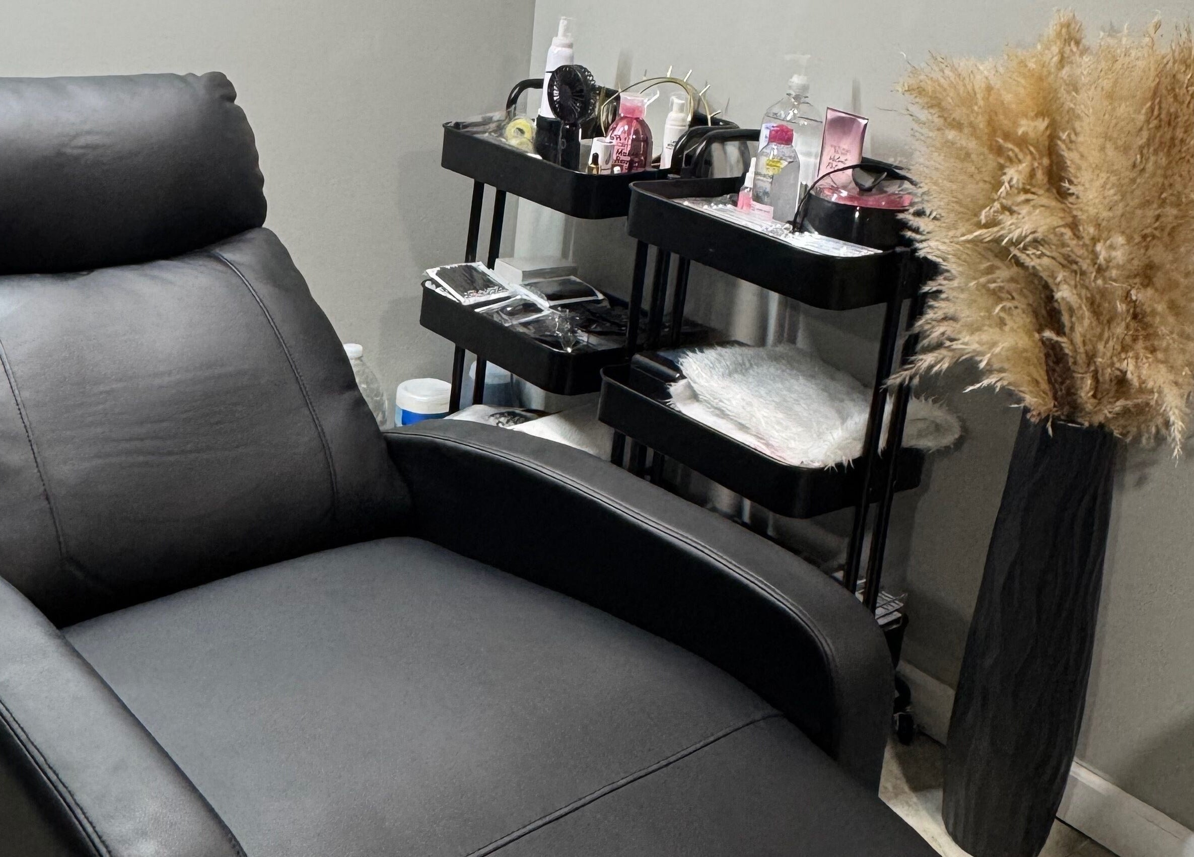 Silla de masaje en Darg Lashes, Rahway, New Jersey, US, rodeada de productos de belleza.