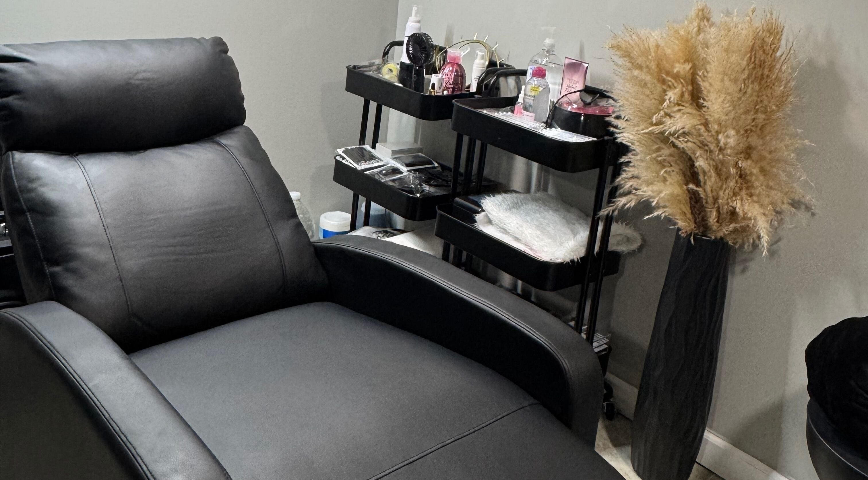 Silla de masaje en Darg Lashes, Rahway, New Jersey, US, rodeada de productos de belleza.