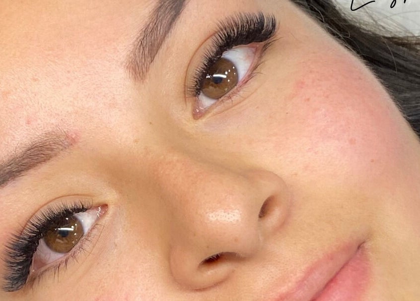 Primer plano de extensiones de pestañas en Darg Lashes, Rahway, New Jersey, US, mostrando detalle y volumen.