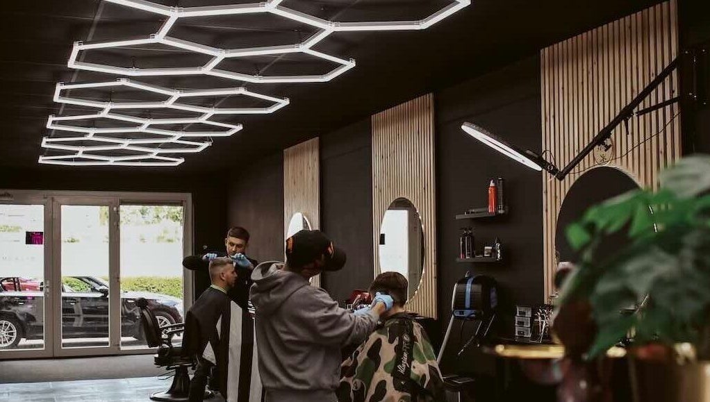 Interieur van Shyycutsz kapperszaak in Beek, Limburg, NL met modern design en klanten in kappersstoelen.