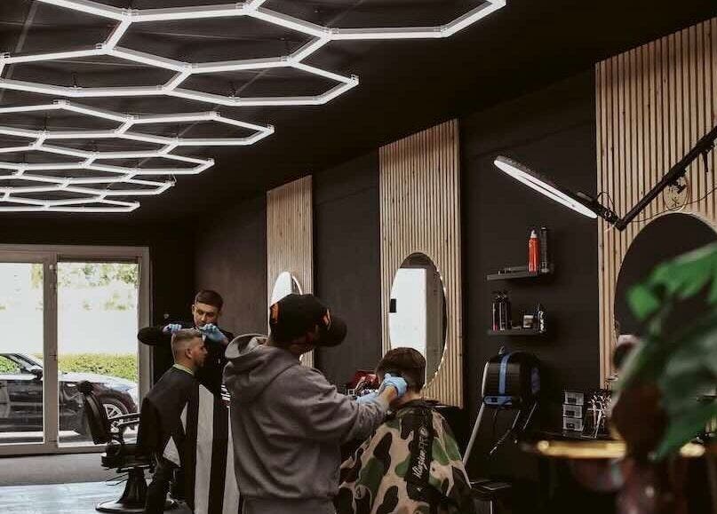 Interieur van Shyycutsz kapperszaak in Beek, Limburg, NL met modern design en klanten in kappersstoelen.