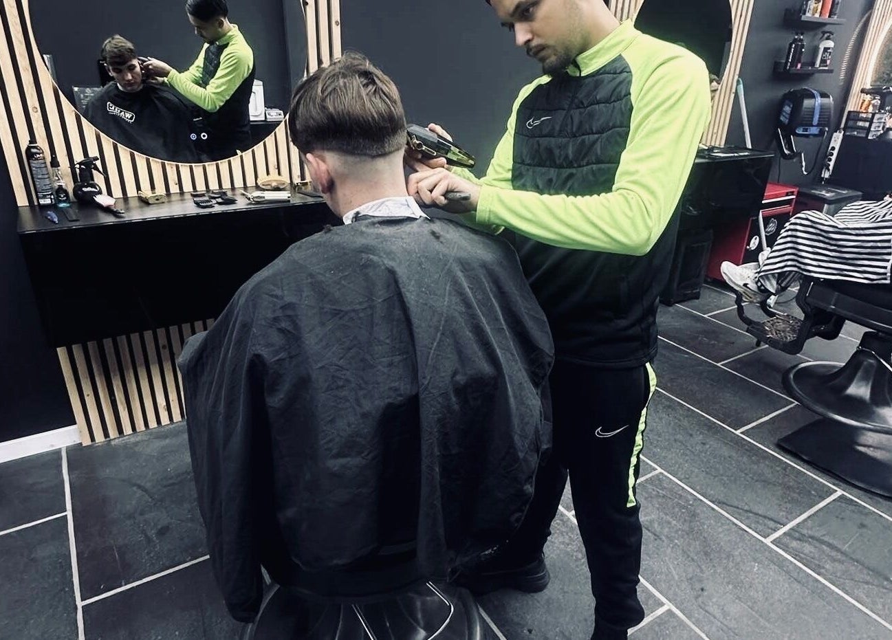 Klanten genieten van een stijlvolle knipbeurt bij Shyycutsz, Beek, Limburg, NL.