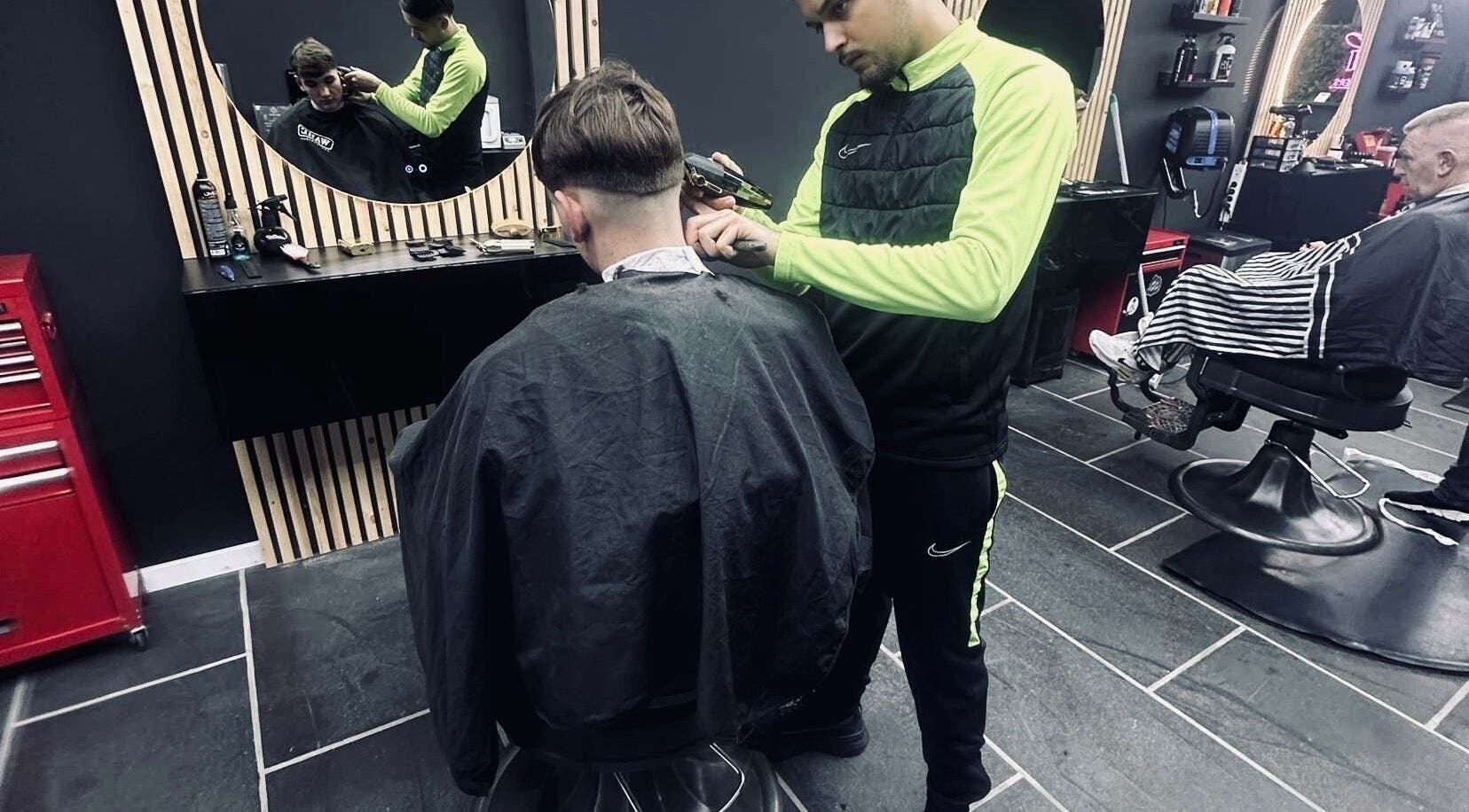 Klanten genieten van een stijlvolle knipbeurt bij Shyycutsz, Beek, Limburg, NL.