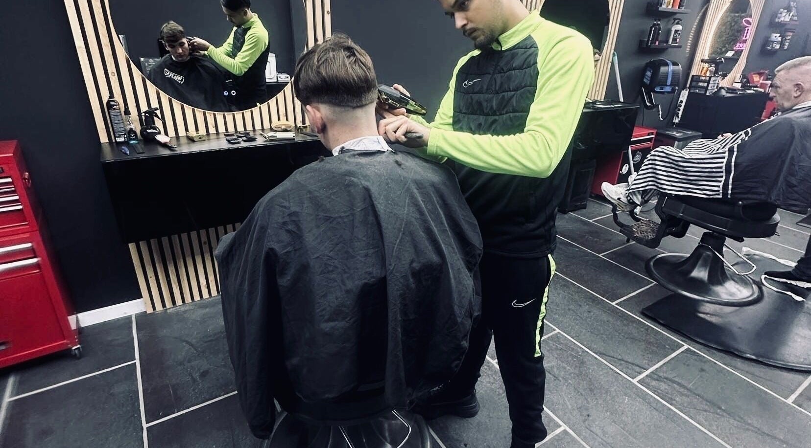 Klanten genieten van een stijlvolle knipbeurt bij Shyycutsz, Beek, Limburg, NL.