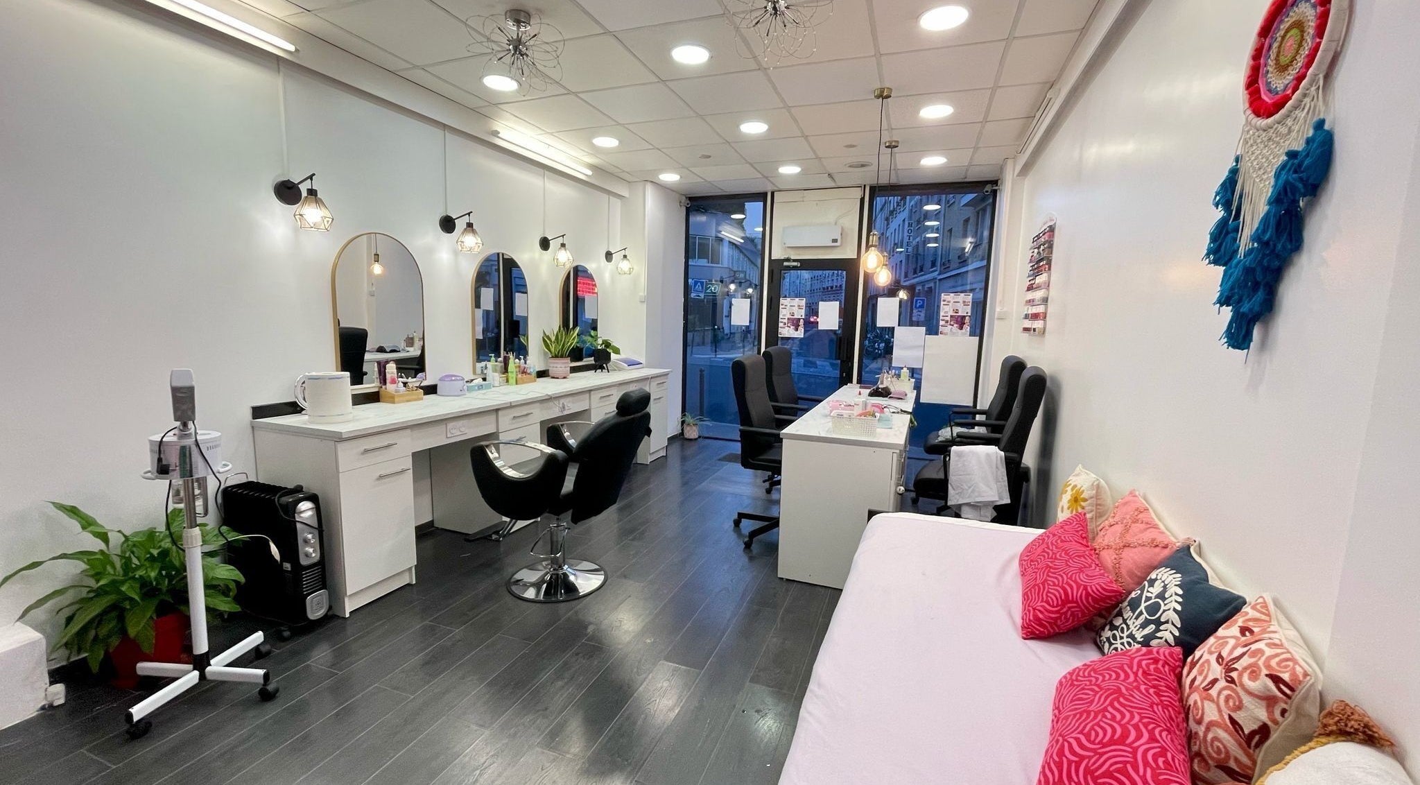 Elegant interior of Viollete salon in Paris, Île-de-france, FR, showcasing styling stations and cozy seating.