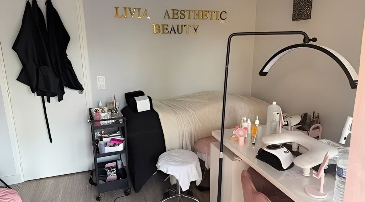 Salle de soins élégante chez Livia Aesthetic à Noisy-le-Grand, Île-de-France, FR.