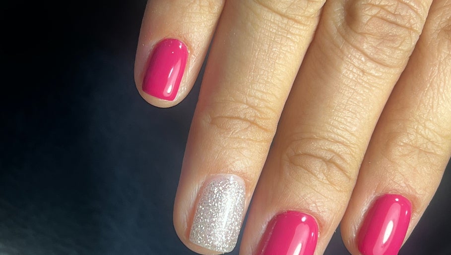 Manicura rosa y plateada en Sharon Studio Nails, Miraflores, Provincia De Lima, PE.