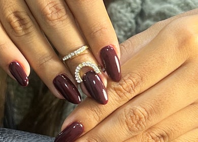 Uñas esmaltadas en burdeos con joyería en Sharon Studio Nails, Miraflores, Provincia De Lima, PE.