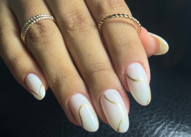 Manicura con diseño dorado en Sharon Studio Nails, Miraflores, Provincia De Lima, PE.