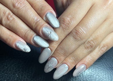 Elegante manicura plateada en Sharon Studio Nails, Miraflores, Provincia De Lima, PE.