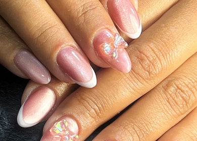 Diseños de uñas con adornos brillantes en Sharon Studio Nails, Miraflores, Provincia De Lima, PE.