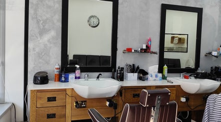Station Barbers Bushill Park