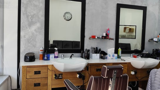 Station Barbers Bushill Park