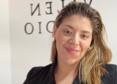 Profesional en Valen Studio, Minas, Departamento De Lavalleja, UY, mostrando una sonrisa acogedora.