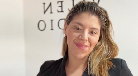 Profesional en Valen Studio, Minas, Departamento De Lavalleja, UY, mostrando una sonrisa acogedora.