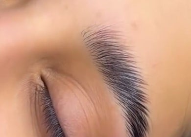 Detalle de cejas bien definidas en Valen Studio, Minas, Departamento De Lavalleja, UY.