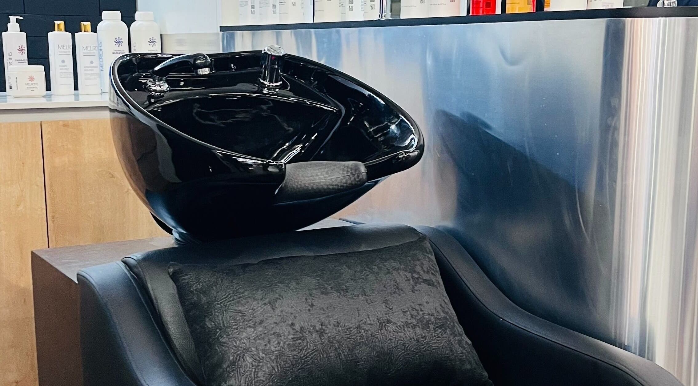 Silla de lavado en Nova Studio, Ciudad De Guatemala, Guatemala, GT. Espacio moderno y cómodo.