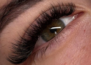 Close-up of expertly styled lashes at BEREZA studio in Waalwijk, Noord-Brabant, NL.
