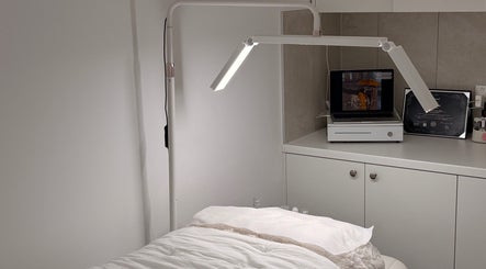 Comfortable treatment area at Jasmine Lashsyd, West Ryde, New South Wales, AU, featuring a well-lit bed.