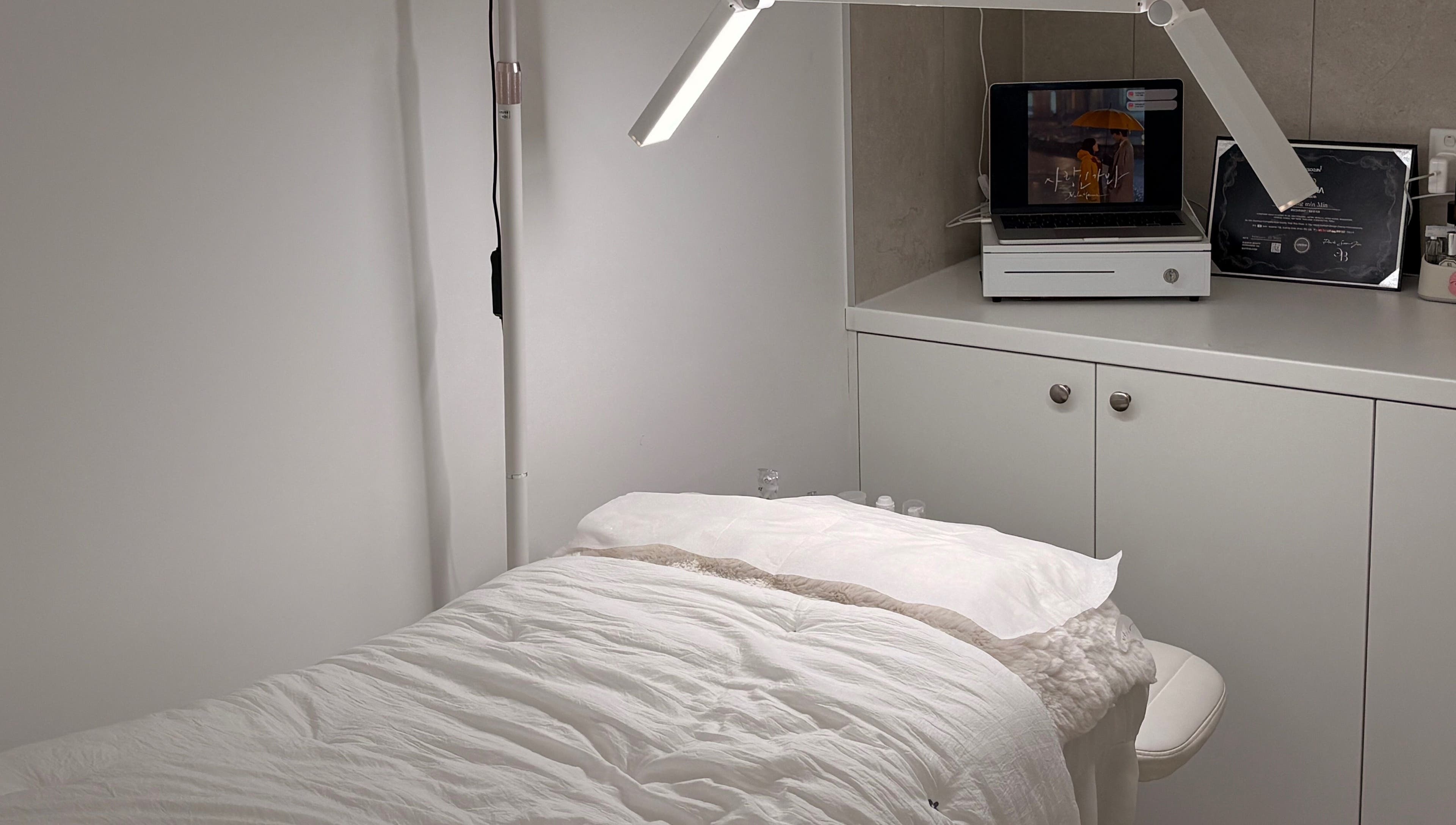 Relaxing treatment area at Jasmine Lashsyd in West Ryde, New South Wales, AU with soft lighting and comfy bedding.