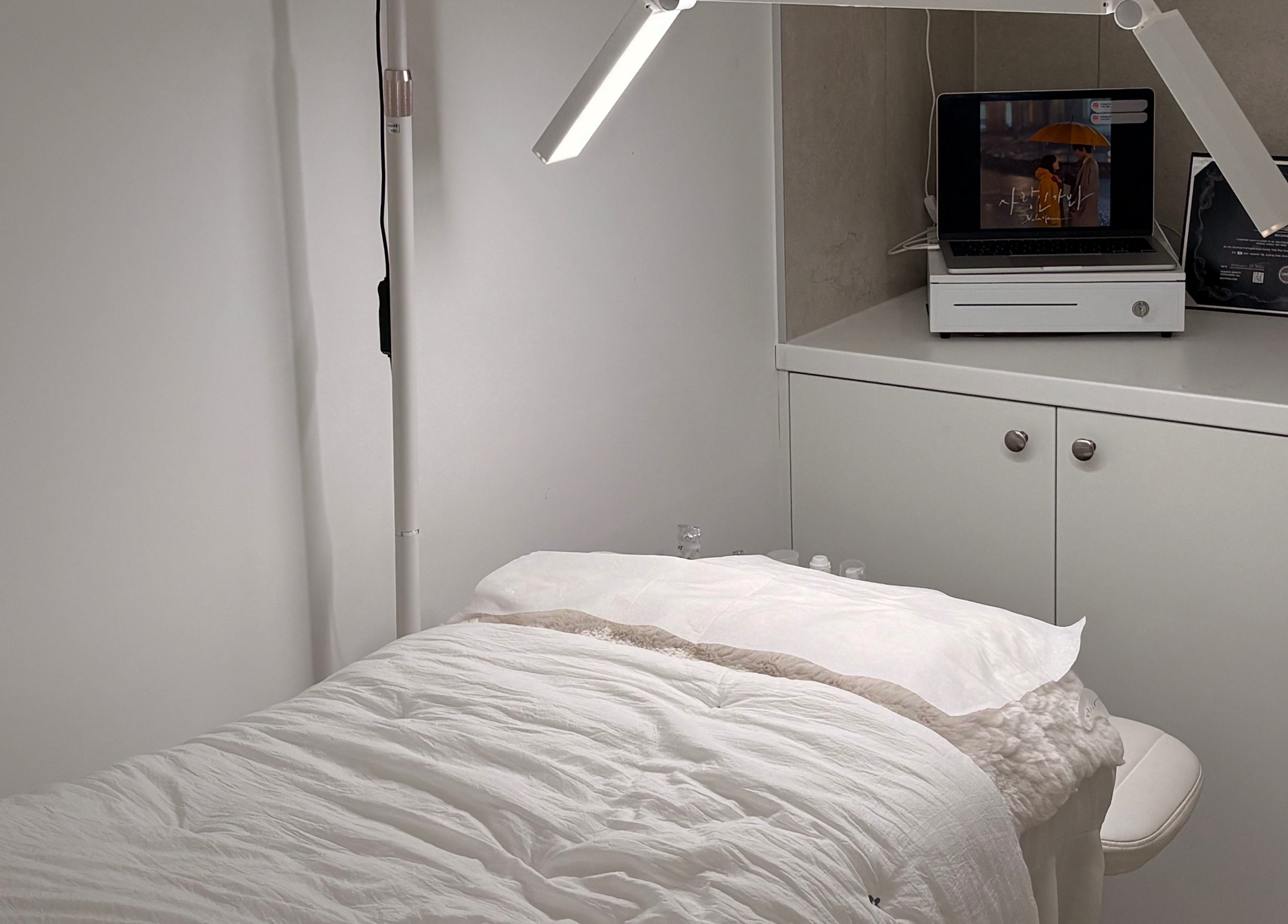 Relaxing treatment area at Jasmine Lashsyd in West Ryde, New South Wales, AU with soft lighting and comfy bedding.