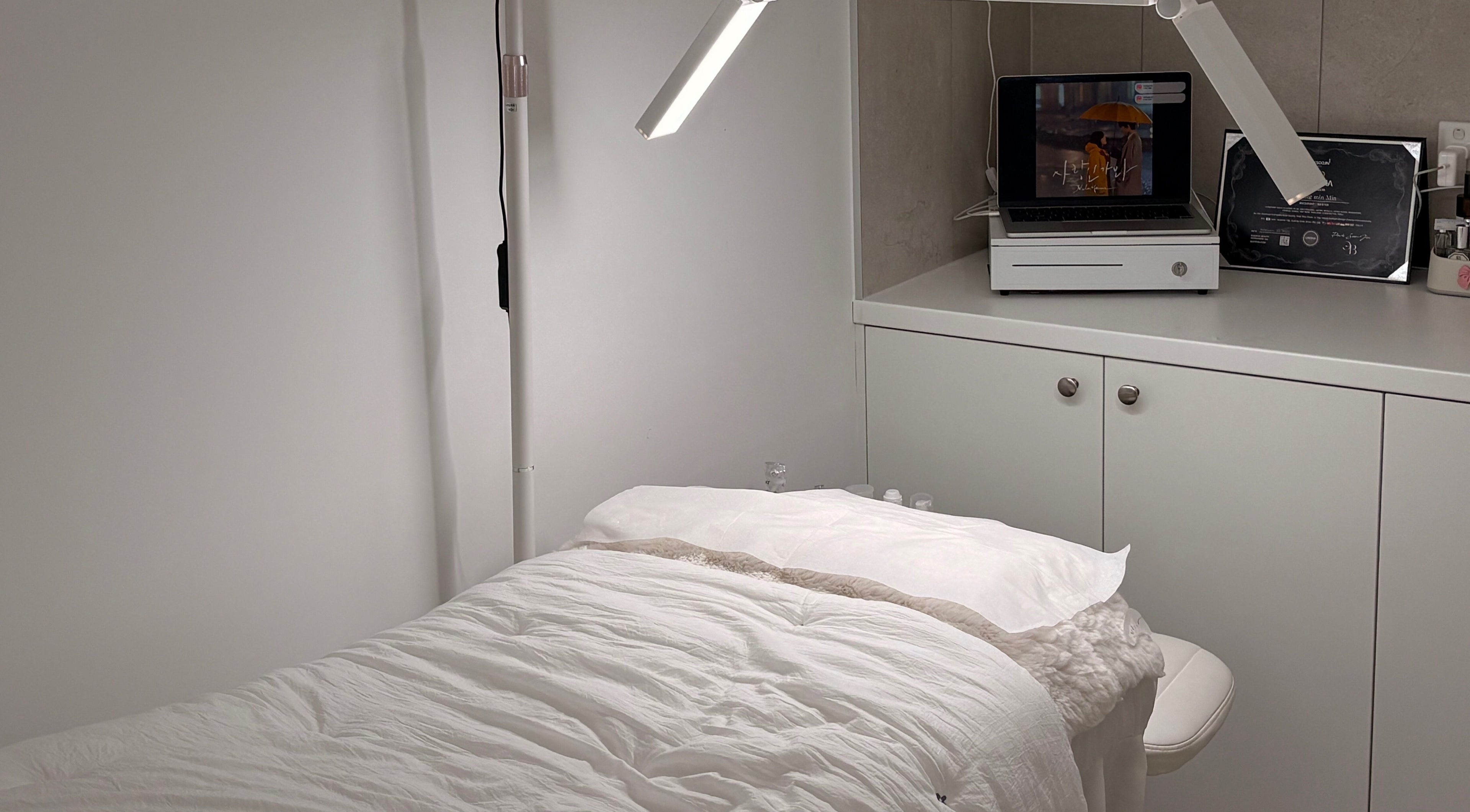 Relaxing treatment area at Jasmine Lashsyd in West Ryde, New South Wales, AU with soft lighting and comfy bedding.