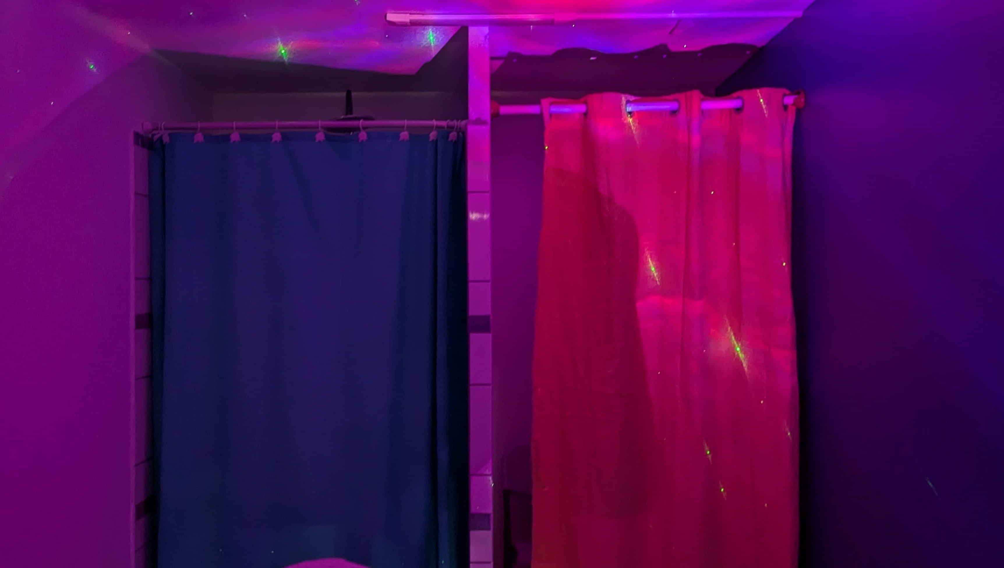 Douche aux rideaux colorés chez Dousè étwalé à Capesterre-belle-eau, Basse-terre, GP.