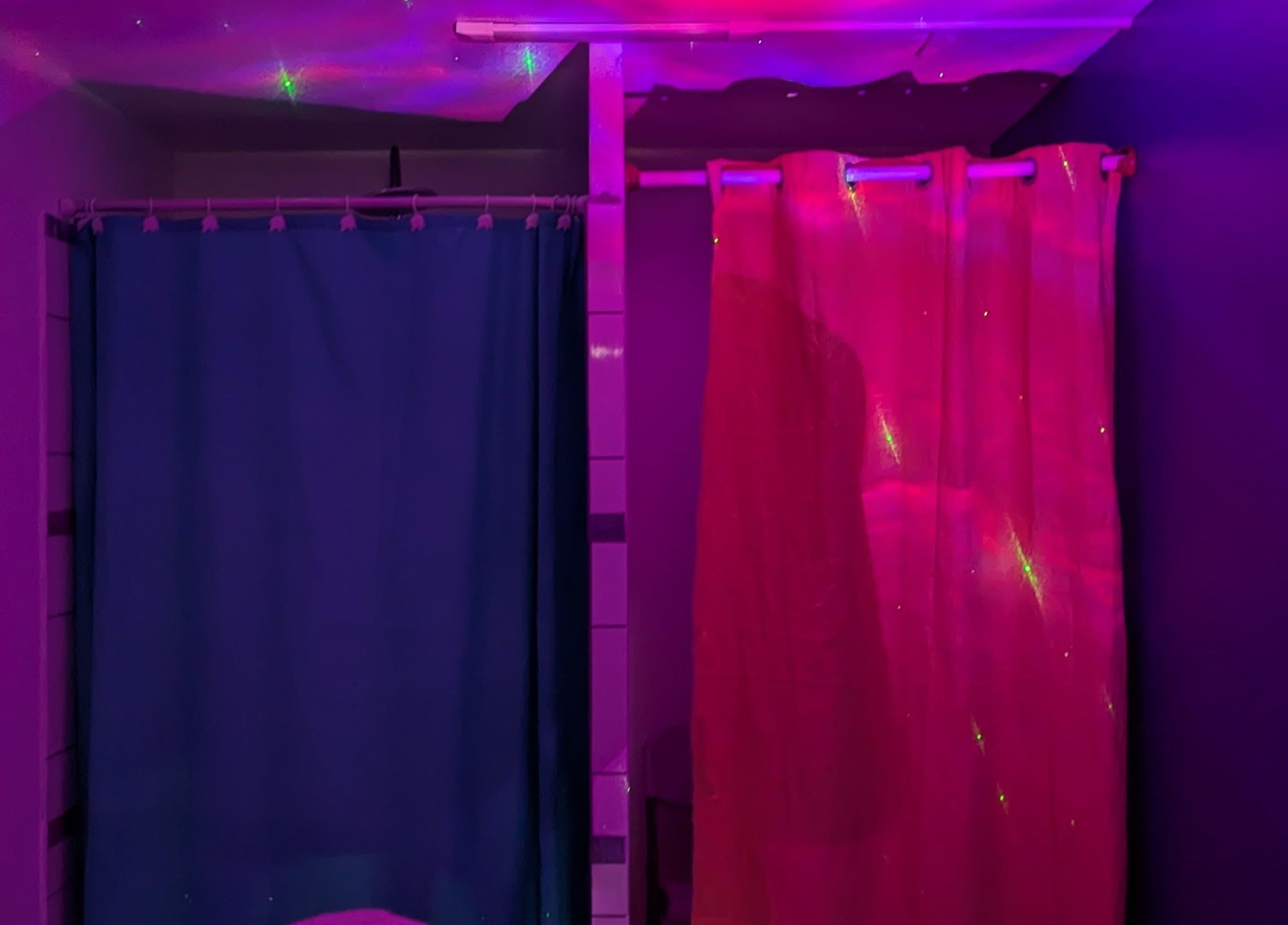 Douche aux rideaux colorés chez Dousè étwalé à Capesterre-belle-eau, Basse-terre, GP.