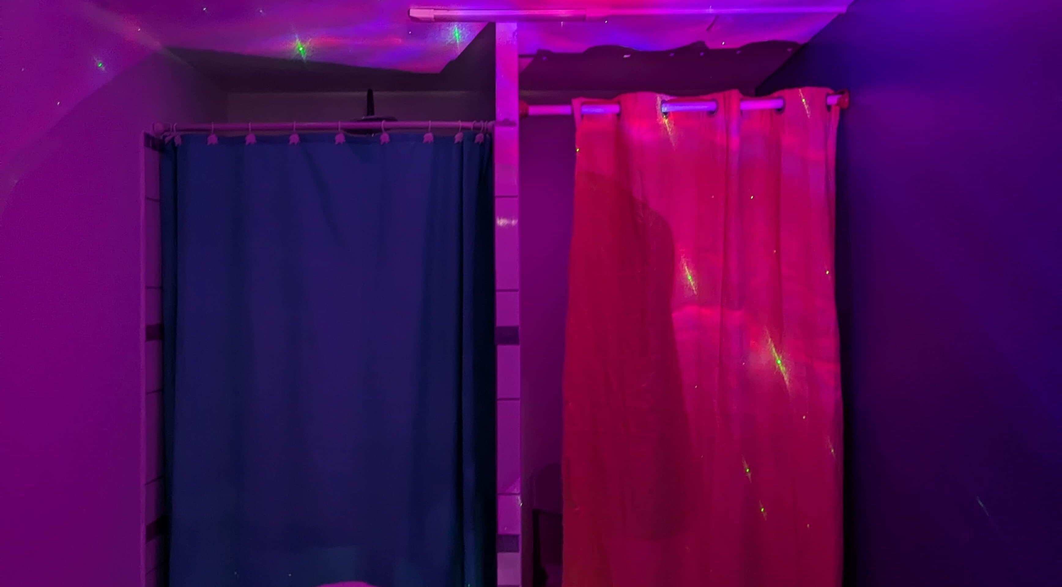 Douche aux rideaux colorés chez Dousè étwalé à Capesterre-belle-eau, Basse-terre, GP.