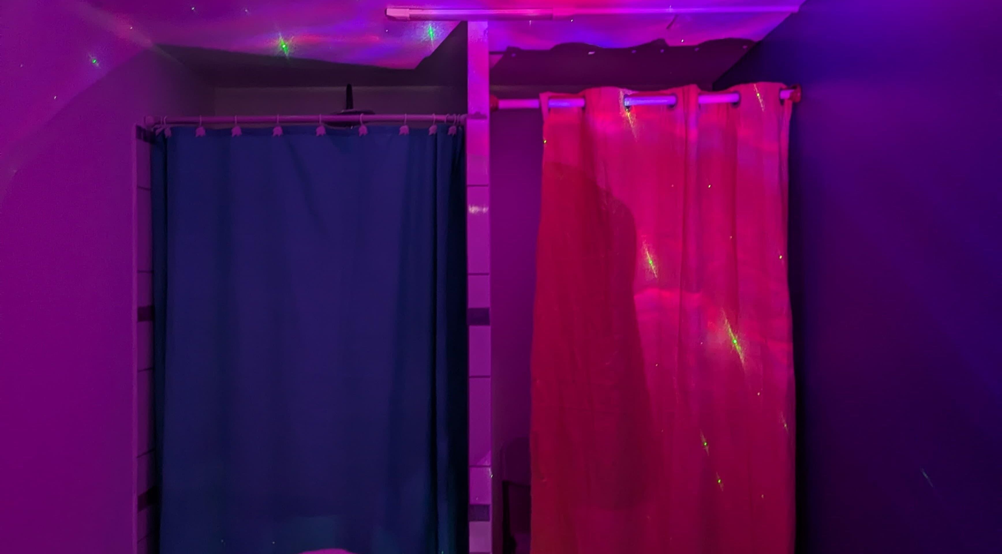 Douche aux rideaux colorés chez Dousè étwalé à Capesterre-belle-eau, Basse-terre, GP.