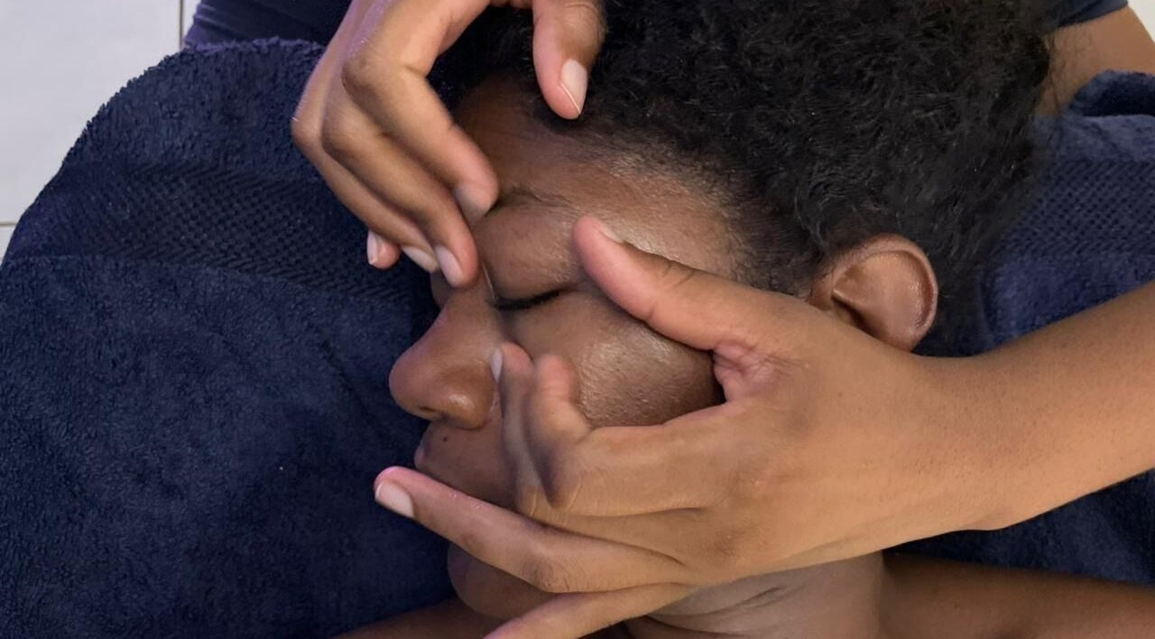 Massage visage à Dousè étwalé, Capesterre-belle-eau, Basse-terre, GP, favorisant détente et bien-être.