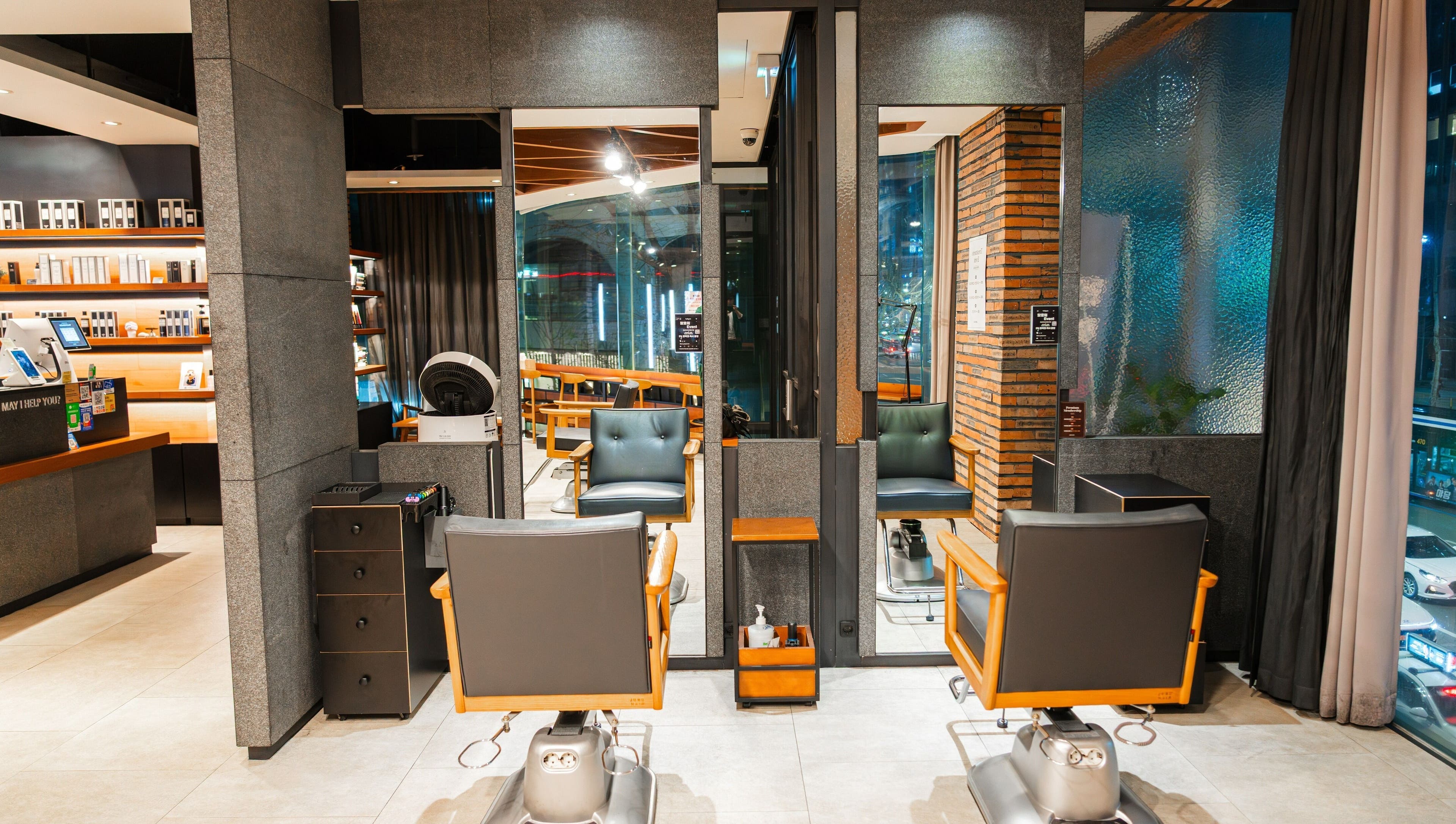 Modern interior of 준오헤어 강남우성사거리점 (Juno Hair Gangnam Woosung Sageori), 서울특별시, 서울특별시, KR.