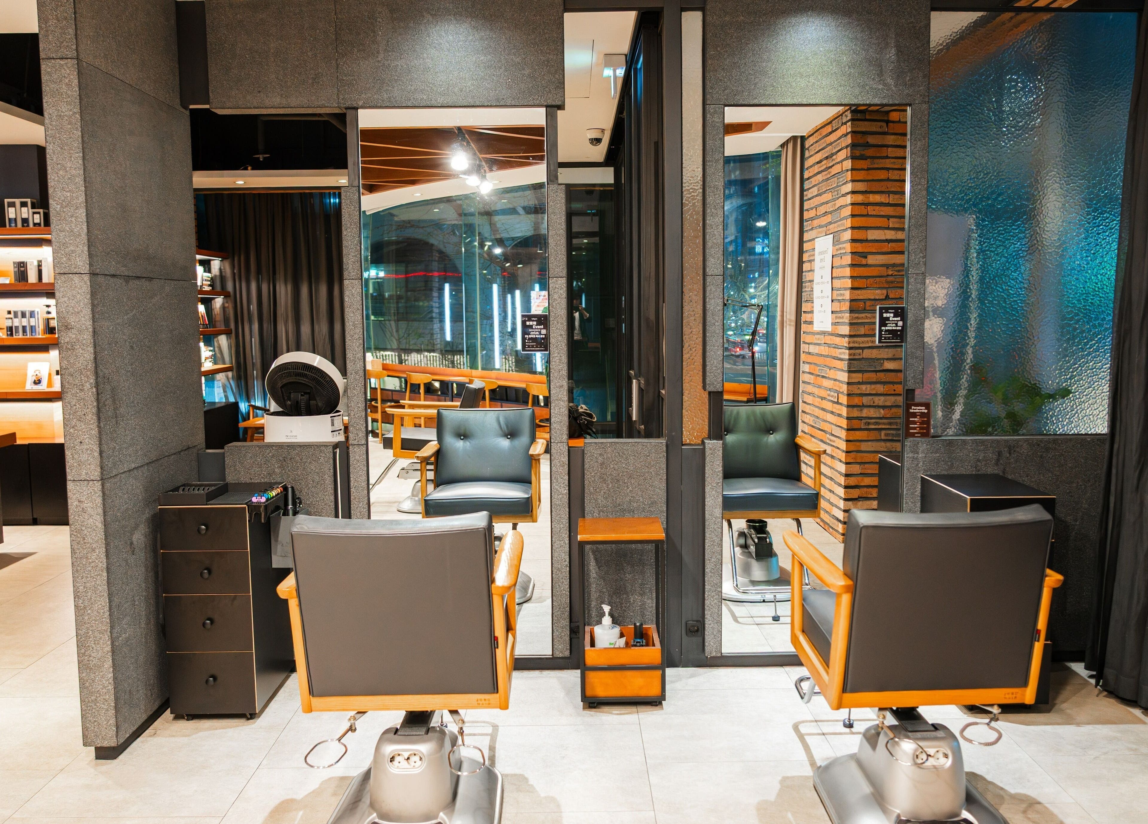 Modern interior of 준오헤어 강남우성사거리점 (Juno Hair Gangnam Woosung Sageori), 서울특별시, 서울특별시, KR.