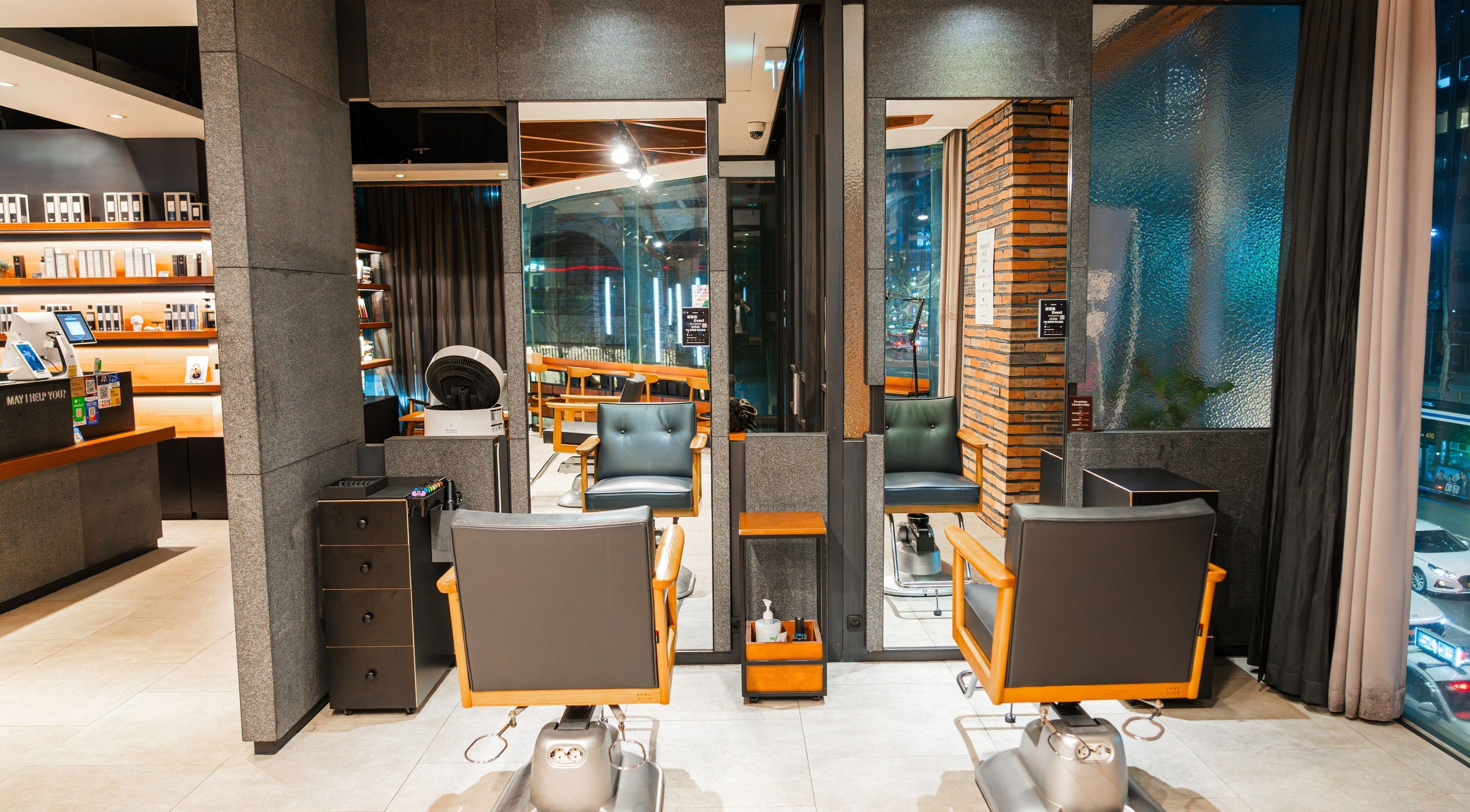 Modern interior of 준오헤어 강남우성사거리점 (Juno Hair Gangnam Woosung Sageori), 서울특별시, 서울특별시, KR.