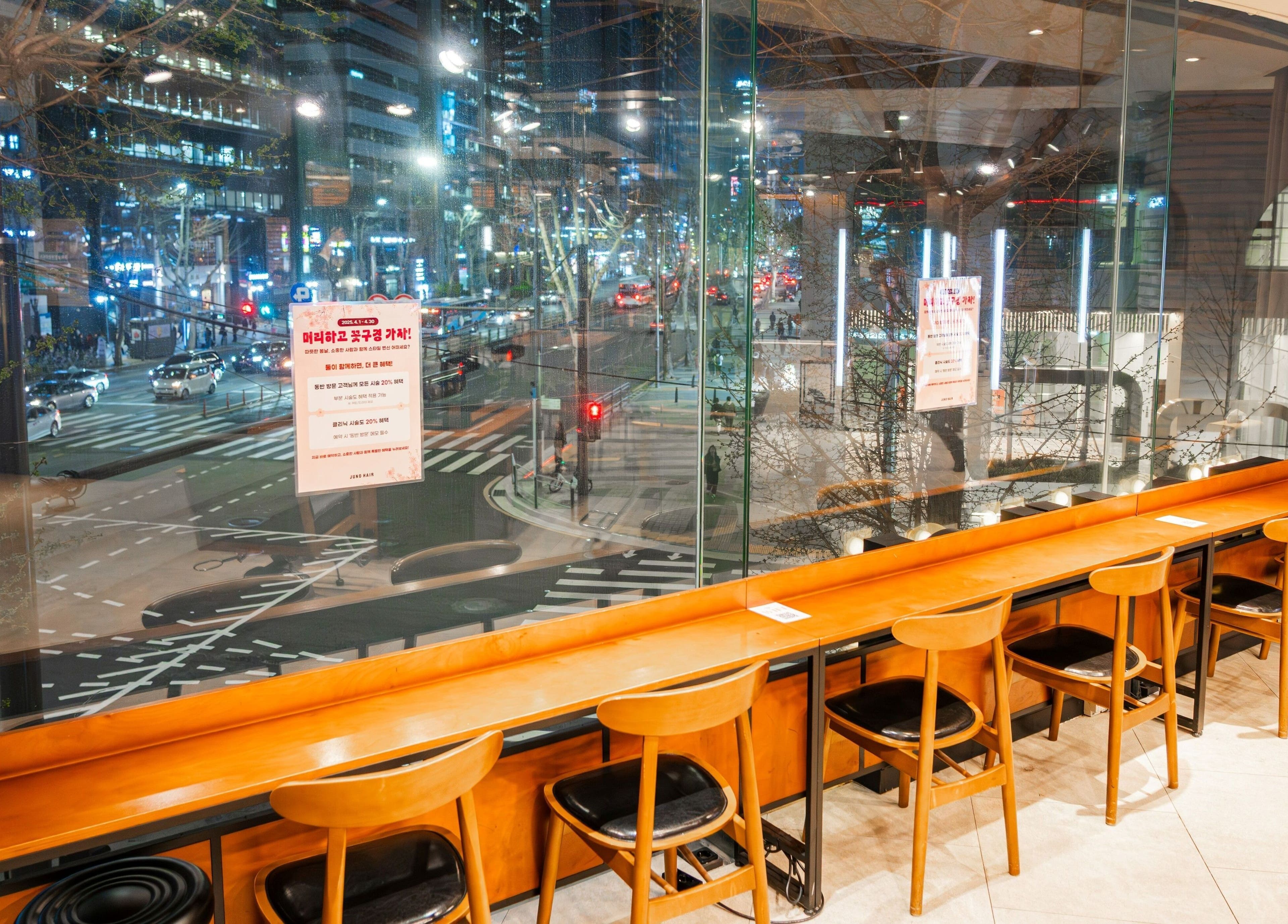 View from Juno Hair Gangnam Woosung Sageori, revealing stunning Seoul cityscape at night. Location: 서울특별시, 서울특별시, KR.