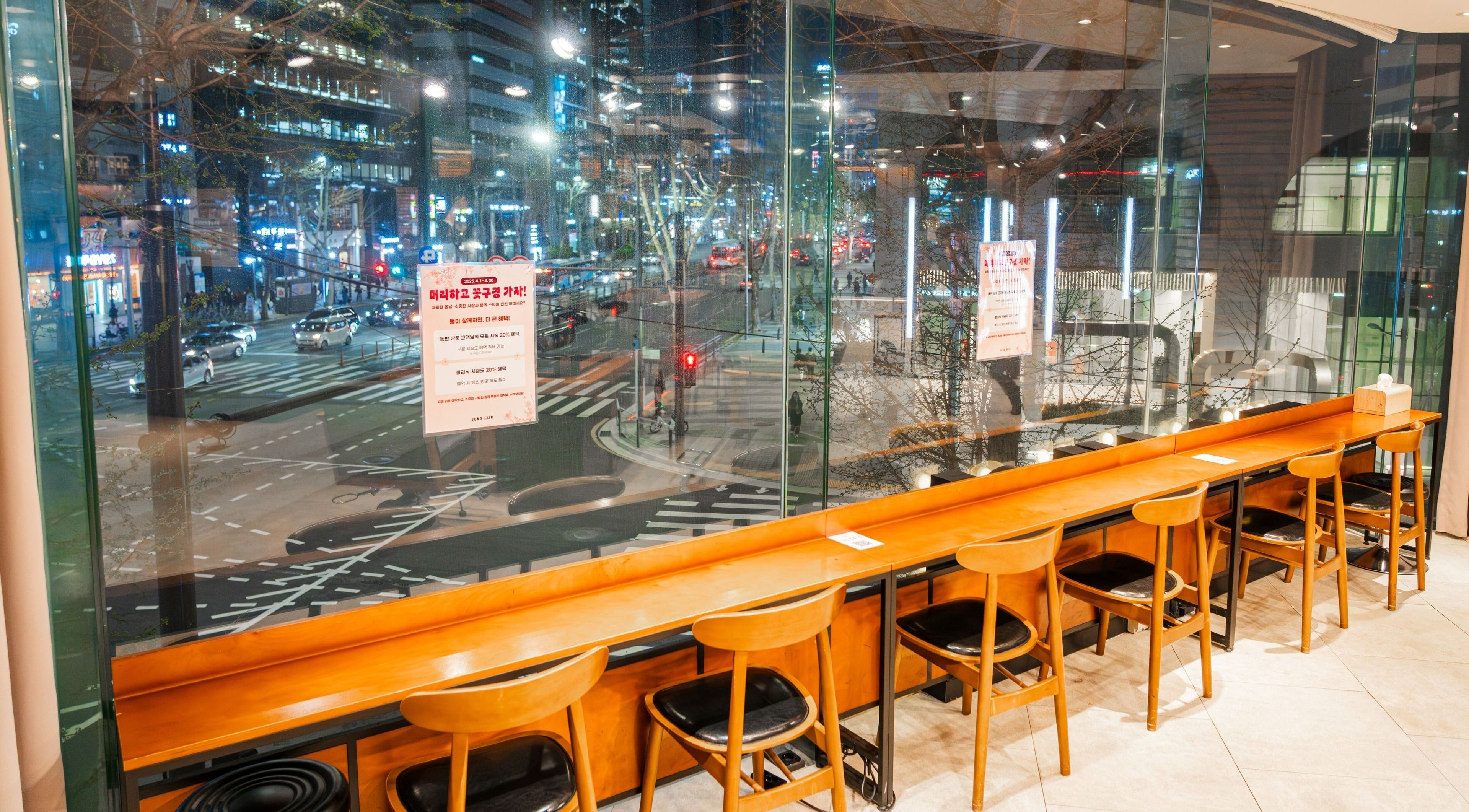 View from Juno Hair Gangnam Woosung Sageori, revealing stunning Seoul cityscape at night. Location: 서울특별시, 서울특별시, KR.