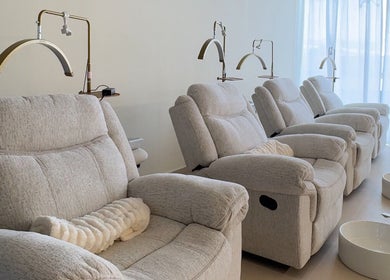 Ghế massage sang trọng tại Fema Salon Dubai, Dubai, Dubai, AE mang đến trải nghiệm thư giãn tuyệt vời.