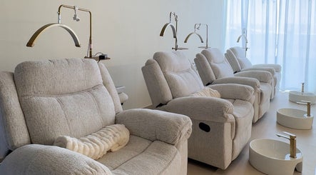 Ghế massage sang trọng tại Fema Salon Dubai, Dubai, Dubai, AE mang đến trải nghiệm thư giãn tuyệt vời.