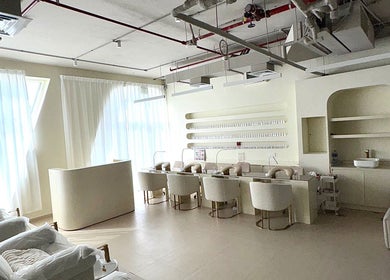 Nội thất hiện đại tại Fema Salon Dubai, Dubai, AE với ánh sáng dịu nhẹ và thiết kế sang trọng.