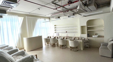 Nội thất hiện đại tại Fema Salon Dubai, Dubai, AE với ánh sáng dịu nhẹ và thiết kế sang trọng.