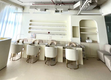 Không gian làm móng hiện đại tại Fema Salon Dubai, Dubai, AE với ánh sáng tự nhiên và thiết kế sang trọng.