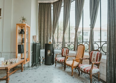 Espace chaleureux de Boudoir Et Soins à Saint-amand-les-eaux, Hauts-de-france avec sièges élégants.