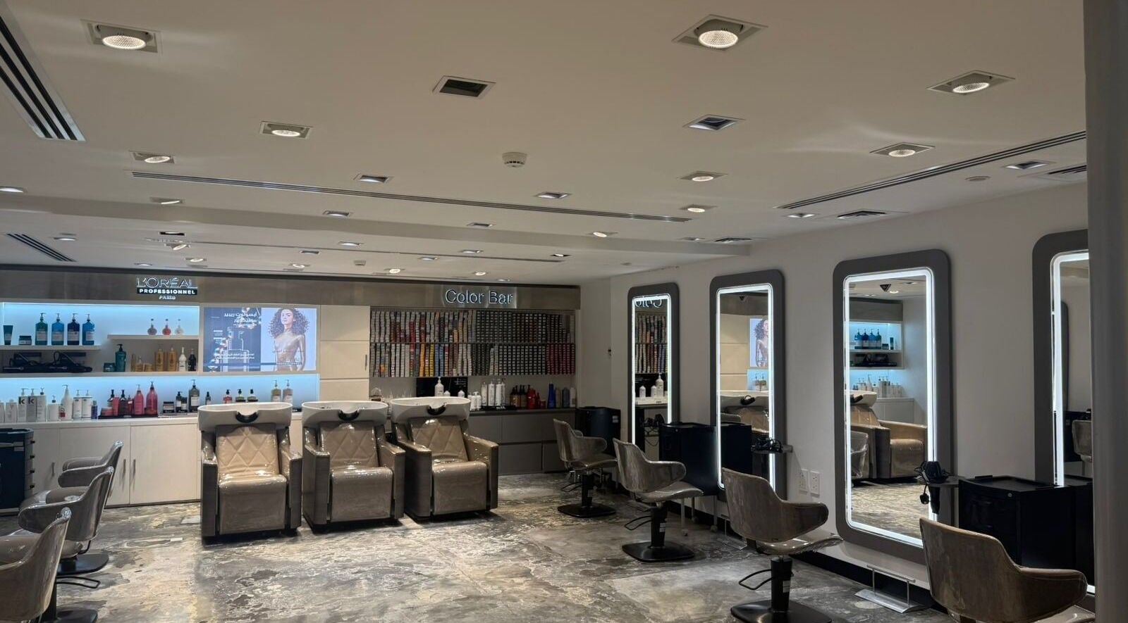 داخل صالون راقي في Rania Beauty Center، العنوان: القطيف، المنطقة الشرقية، السعودية.