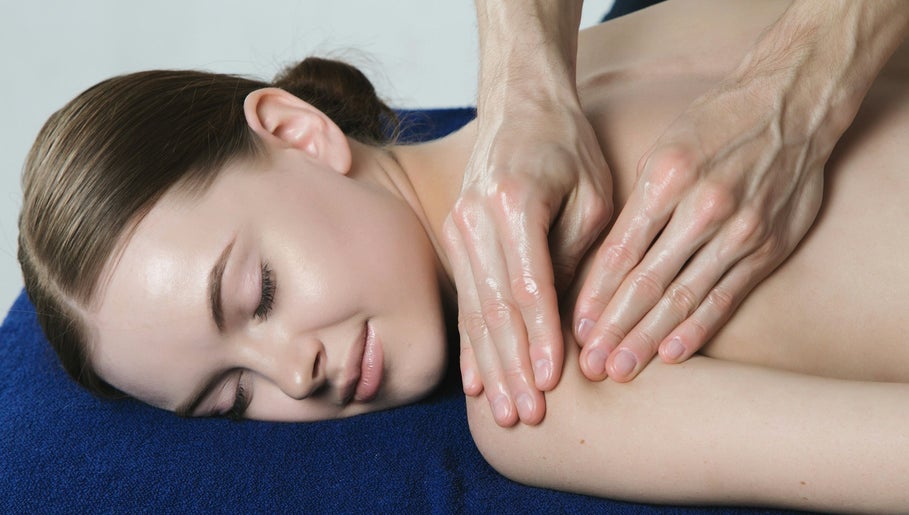 Relaxing massage at Radiance Sculpt & Flow Studio in Gatineau, Québec, CA. Experience ultimate relaxation.
