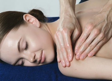Relaxing massage at Radiance Sculpt & Flow Studio in Gatineau, Québec, CA. Experience ultimate relaxation.