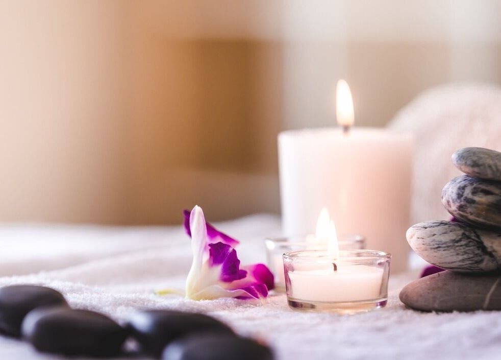 Candles and stones creating a relaxing ambiance at Radiance Sculpt & Flow Studio, Gatineau, Québec, CA.