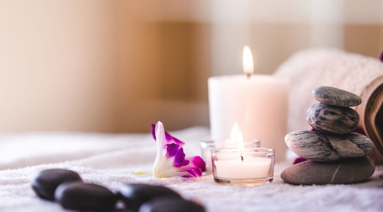 Candles and stones creating a relaxing ambiance at Radiance Sculpt & Flow Studio, Gatineau, Québec, CA.