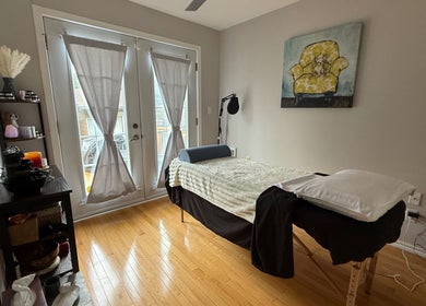 Cozy massage room at Radiance Sculpt & Flow Studio in Gatineau, Québec, CA, featuring a massage table and decor.